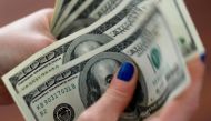 FILE PHOTO: A woman counts U.S. dollar bills in August 28, 2018. REUTERS/Marcos Brindicci/File Photo
