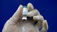 A paramedic prepares a dose of the coronavirus disease (COVID-19) vaccine before administering it to a resident, at a vaccination center in Karachi, Pakistan April 1, 2021. REUTERS/Akhtar Soomro/File photo