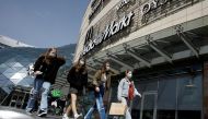 People wearing protecting masks walk in front of the Zlote Tarasy shopping mall in the centre of the city as the government eased coronavirus disease (COVID-19) restrictions, in Warsaw, Poland May 4, 2021. REUTERS/Kacper Pempel/File Photo