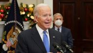 With Dr. Anthony Fauci standing behind, U.S. President Joe Biden delivers an update on the Omicron variant at the White House in Washington, U.S., November 29, 2021. REUTERS/Kevin Lamarque     
