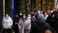 FILE PHOTO: Shoppers walk along Oxford Street, amid the coronavirus disease (COVID-19) outbreak in LONDON, Britain, December 23, 2021. REUTERS/Henry Nicholls/File Photo
