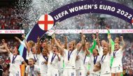 England's Ellen White lifts the trophy as she celebrates with teammates after winning the Women's Euro 2022 at the Wembley Stadium, London, Britain, July 31, 2022. (REUTERS/Lisi Niesner)