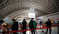 Travellers queue to board a plane at Chengdu Shuangliu International Airport amid a wave of the coronavirus disease (COVID-19) infections, in Chengdu, Sichuan province, China December 30, 2022. REUTERS/Tingshu Wang
