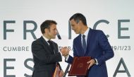 Spain's Prime Minister Pedro Sanchez and French President Emmanuel Macron shake hands during a signing ceremony at Spain-France summit at Montjuic in Barcelona, Spain, January 19, 2023. (REUTERS/Bruna Casas)