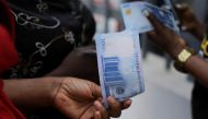 A person holds a new 1000 Naira note as the Central Bank of Nigeria releases the notes to the public through the banks in Abuja, Nigeria, December 15, 2022. (REUTERS/Afolabi Sotunde)

