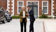 Britain's Prime Minister Rishi Sunak greets European Commission chief Ursula von der Leyen as she arrives at the Fairmont Hotel in Windsor, west of London on February 27, 2023, ahead of their meeting. - Britain and the European Union were on Monday poised to agree a crucial overhaul of trade rules in Northern Ireland, in a breakthrough aimed at resetting strained relations since Brexit. (Photo by Dan Kitwood / POOL / AFP)