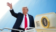 US President Donald Trump boards Air Force One on August 15, 2025 at Joint Base Andrews, Maryland. President Trump is traveling to Anchorage, Alaska, for peace talks with Russian President Vladimir Putin on the war in Ukraine. (Photo by Andrew Harnik / GETTY IMAGES NORTH AMERICA / Getty Images via AFP)
