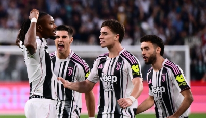 Juventus' Montenegrin midfielder #17 Vasilije Adzic (2nd L) celebrates with Juventus' French midfielder #19 Khephren Thuram-Ulien (L) after scoring his team fourth goal during the Italian Serie A football match between Juventus and Inter Milan at the Allianz stadium in Turin, northern Italy, on September 13, 2025. (Photo by MARCO BERTORELLO / AFP)
