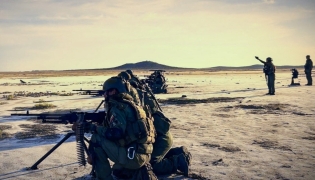 This handout picture released on September 18, 2025, by the CEOFANB (Strategic Operations Command of the Bolivarian National Armed Forces of Venezuela) shows Venezuelan soldiers during military exercises on the shores of the Caribbean island of La Orchila, Venezuela. (Photo by Handout / CEOFANB / AFP)
