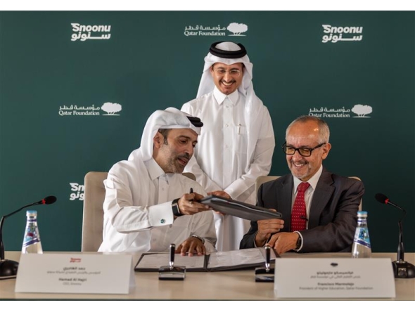 Founder and CEO of Snoonu, Hamad Mubarak Al-Hajri and President of Higher Education and Education Advisor, Qatar Foundation, Francisco Marmolejo at the signing  event. 