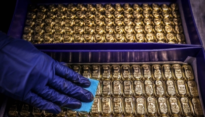 (Files) A worker polishes gold bullion bars at the ABC Refinery in Sydney on August 5, 2020. (Photo by David Gray / AFP)