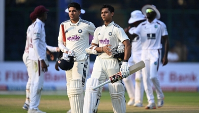 India's Yashasvi Jaiswal (R) and captain Shubman Gill walk back to the pavilion at the end of the first day's play in New Delhi on October 10, 2025. (Photo by Sajjad Hussain / AFP) 