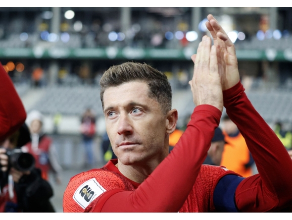 Poland's forward #09 Robert Lewandowski celebrates after the 2026 World Cup qualifiers Europe zone group G football match between Lithuania and Poland on October 12, 2025 in Kaunas, Lithuania. (Photo by Petras Malukas / AFP)