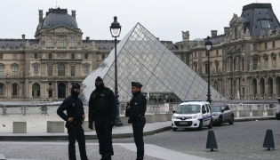 French police officers stand in front of the Louvre Museum after robbery, in Paris on October 19, 2025. (Photo by Dimitar Dilkoff / AFP) 