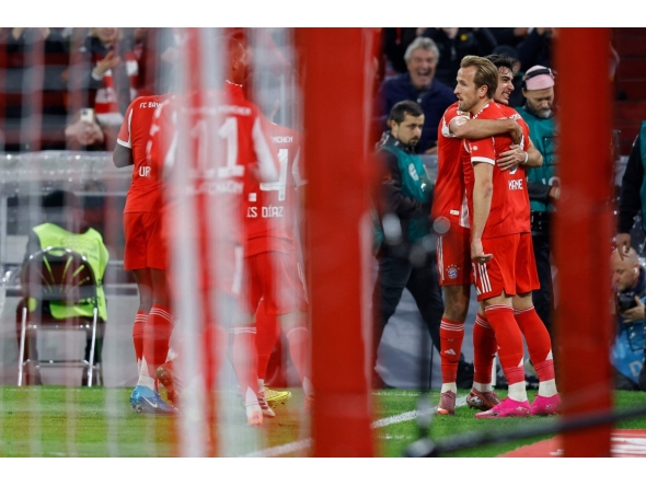 Bayern Munich's English forward #09 Harry Kane celebrates scoring the opening goal with his teammates during the German first division Bundesliga football match FC Bayern Munich vs BVB Borussia Dortmund, in Munich, southern Germany on October 18, 2025. (Photo by Alexandra BEIER / AFP)