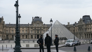 IN PHOTOS: French police hunt Louvre jewel thieves