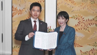 Japan's ruling Liberal Democratic Party (LDP) President Sanae Takaichi (R) and Japan Innovation Party (JIP) leader Hirofumi Yoshimura pose for the media on October 20, 2025. (Photo by Kazuhiro Nogi / AFP)