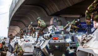 Bangladeshi soldiers disembark armored vehicles as they patrol the streets to disperse the anti-quota protesters in Dhaka on July 20, 2024. (Photo by AFP)