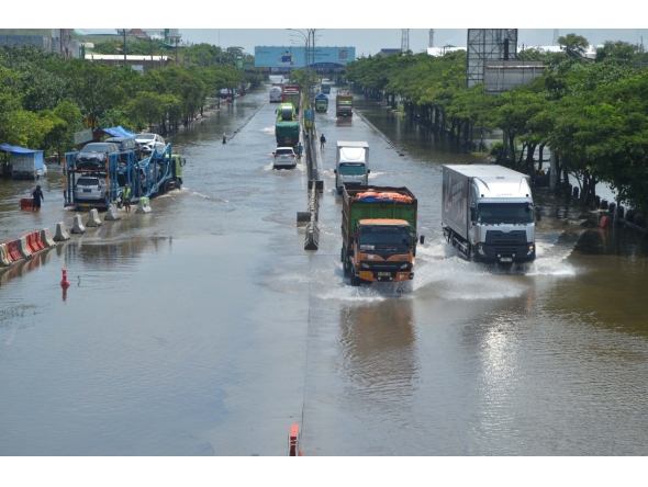  SEMARANG, Oct. 26, 2025 (Xinhua) -- Vehicles wade through flood waters after heavy rain hit Semarang, Central Java, Indonesia, Oct. 25, 2025. (Photo by Kalila/Xinhua). Photo used for representational purposes.