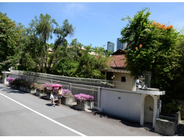 (Files) This picture taken on June 17, 2017, shows residents walking past the house of Singapore's late prime minister Lee Kuan Yew on 38 Oxley Road in Singapore.(Photo by Toh Ting Wei / AFP)
