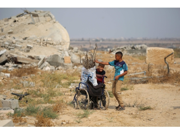 Displaced Palestinian children collect branches and twigs to use for cooking amid fuel shortage in the village of Juhr al-Dik, east of the Bureij refugee camp in the central Gaza Strip, on November 3, 2025. (Photo by Eyad Baba / AFP)

