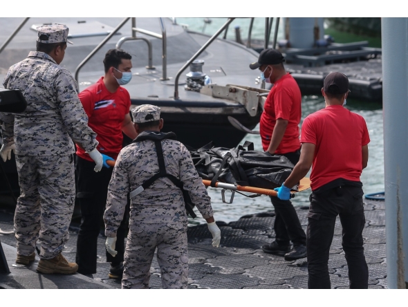 Rescuers transfer a victim's body following a migrant boat incident in Kedah state, Malaysia, Nov. 10, 2025. (Malaysian National News Agency/Handout via Xinhua)
