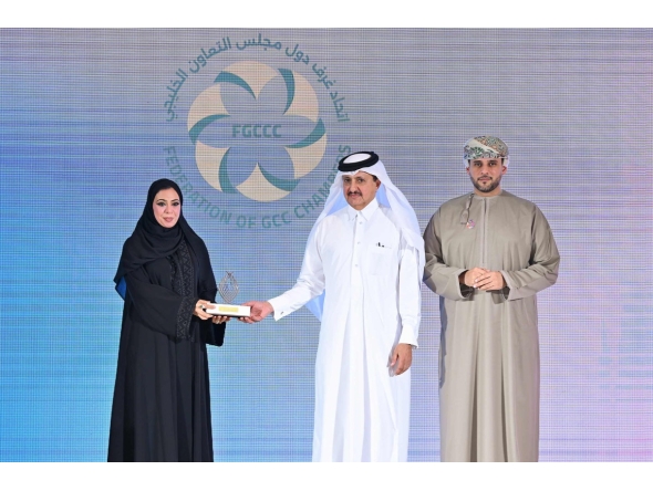 Qatar Chamber Chairman, Sheikh Khalifa bin Jassim Al Thani, Chairman of the Federation of GCC Chambers Sheikh Faisal Abdullah Al Rawas presenting memento to a QNB official during the 7th GCC Businesswomen Forum.