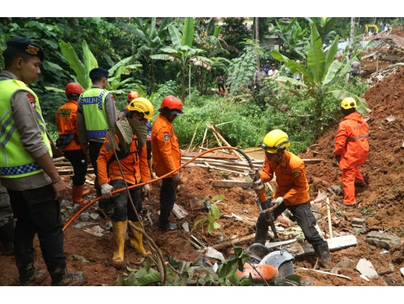 JAKARTA: Rescuers work on site after a landslide hit Cibeunying village in Cilacap Regency, Central Java, Indonesia, Nov. 14, 2025. (Photo by Yuta Isyahya/Xinhua)

