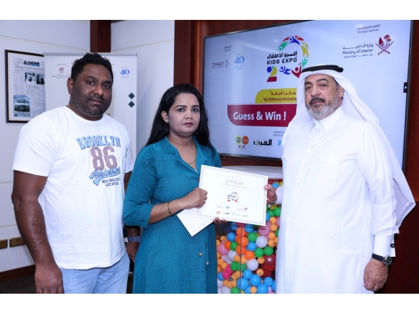 Executive Director of Al Sharq Media Management and Executive Director of Kids Expo 2025 Eizeldin Abdulrahman honouring the winner of the competition. 