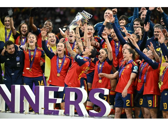 Spain’s players celebrate with the trophy. 
