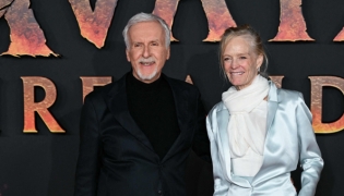 US director James Cameron and his spouse US former actress and model Suzy Amis Cameron pose during a photocall for the European premiere of 