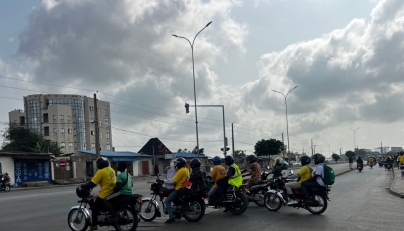 Motorbike taxis carrying passengers stops at a crossroad in Cotonou following rumors of a possible coup in the country on December 7, 2025. (Photo by AFP)
 