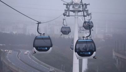 This photograph shows the first urban cable car in Ile-de-France region on the day of its official launch, in between Créteil Pointe du Lac et Limeil-Brévannes, on the outskirst of Paris, on December 13, 2025. (Photo by Thomas Samson / AFP)