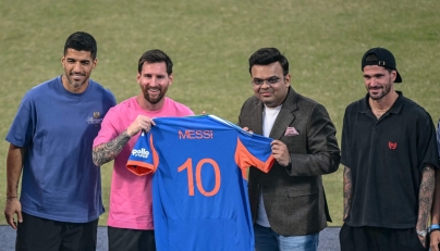 Argentina's footballers Lionel Messi (2L), Rodrigo De Paul (R) and Uruguayan footballer Luis Suلrez (L) pose for a photograph with International Cricket Council (ICC) chairman Jay Shah during his GOAT Tour at the Arun Jaitley Stadium in New Delhi on December 15, 2025. (Photo by Sajjad HUSSAIN / AFP)