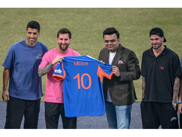 Argentina's footballers Lionel Messi (2L), Rodrigo De Paul (R) and Uruguayan footballer Luis Suلrez (L) pose for a photograph with International Cricket Council (ICC) chairman Jay Shah during his GOAT Tour at the Arun Jaitley Stadium in New Delhi on December 15, 2025. (Photo by Sajjad HUSSAIN / AFP)