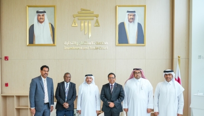 President of the Investment and Trade Court, Judge Khalid bin Ali Al Obaidly and Chief Justice of Republic of Papua New Guinea Sir Gibbs Gibuma Salika with other officials during the meeting.