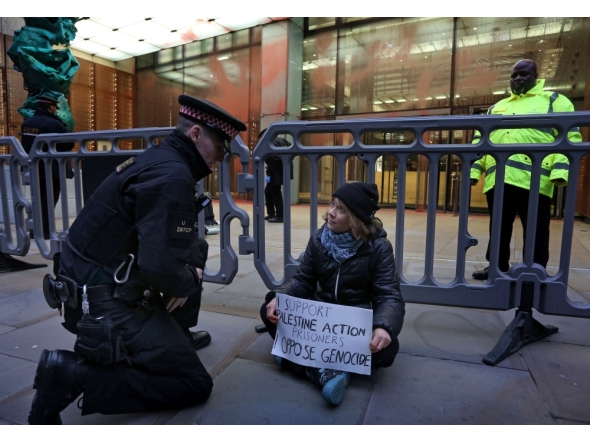 A handout photograph taken on and released by Prisoners for Palestine in London on December 23, 2025 shows Swedish activist Greta Thunberg before her arrest at Plantation Place on Fenchurch Street. (Photo by Prisoners for Palestine / AFP) 