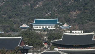 The Blue House (C), known as Cheong Wa Dae in Korean, is seen over Gyeongbokgung Palace in Seoul on December 22, 2025. Photo by JUNG YEON-JE / AFP