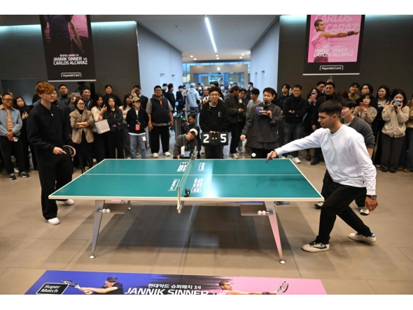 Italy's Jannik Sinner (L) plays table tennis with Spain's Carlos Alcaraz (R) during a welcome event in Seoul on January 9, 2026, ahead of their tennis exhibition match. (Photo by Jung Yeon-je / AFP)