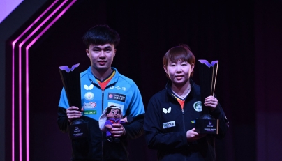 Lin Yun-ju (left) of Chinese Taipei, and  Macau's Zhu Yuling pose with their trophies after winning the singles titles yesterday. AFP