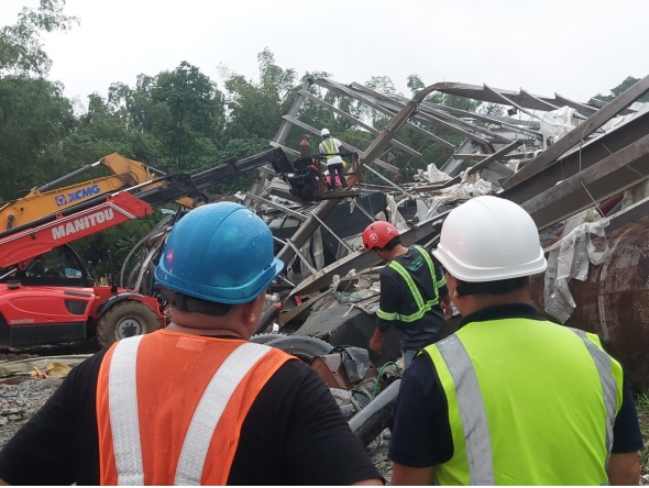 Rescuers work at a collapsed landfill in Cebu, the Philippines, Jan. 10, 2026. (Xinhua)