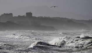 Waves crash near the Plage des Basques in Biarritz, as the storm named Nils hits southwestern France coastline on February 12, 2026. (Photo by Gaizka IROZ / AFP)