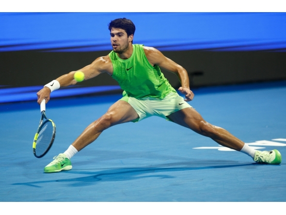 Spain's Carlos Alcaraz hits a return against Russia's Andrey Rublev during their men痴 singles semi-final match at the Qatar Open tennis tournament in Doha on February 20, 2026. (Photo by Karim Jaafar / AFP)
