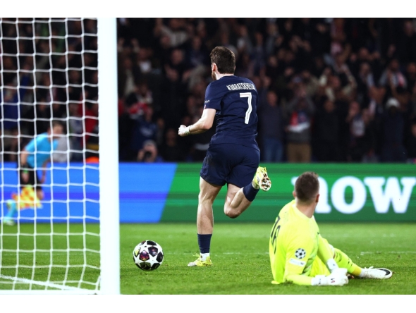 Paris Saint-Germain's Georgian forward #07 Khvicha Kvaratskhelia (L) celebrates after scoring Paris Saint-Germain's second goal during the UEFA Champions League play-off second leg football match between Paris Saint-Germain (PSG) and AS Monaco at the Parc des Princes stadium in Paris on February 25, 2026. (Photo by FRANCK FIFE / AFP)