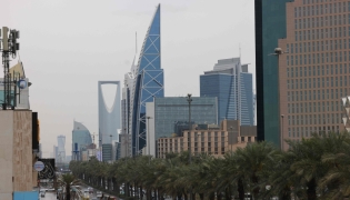 Vehicles drive along the King Fahad road, a principal transport arteries that links the city's southern and northern districts, in the Saudi capital Riyadh on March 3, 2026. Photo by Fayez Nureldine / AFP 