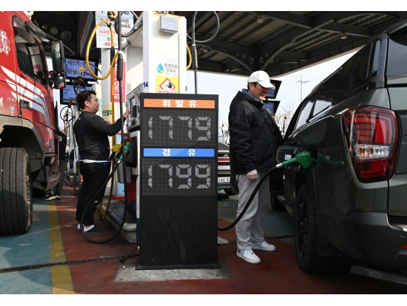 People fill up their cars at a petrol station in Seoul on March 9, 2026. Photo by JUNG YEON-JE / AFP