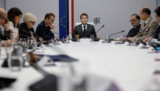 :France's President Emmanuel Macron (C) speaks next to France's Prime Minister Sebastien Lecornu (4L) and France's Defence Minister Catherine Vautrin (3L) during a national defence council meeting on Middle East conflict at the Elysee Palace in Paris on March 17, 2026. (Photo by Benoit Tessier / POOL / AFP)