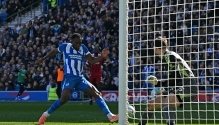 Brighton's English striker #18 Danny Welbeck scores their second goal during the English Premier League football match between Brighton and Hove Albion and Liverpool at the American Express Community Stadium in Brighton, southern England on March 21, 2026. (Photo by Glyn KIRK / AFP) 
