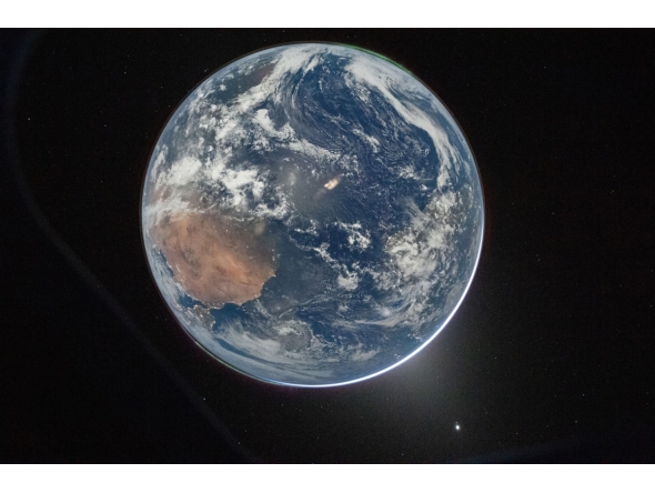 NASA astronaut and Artemis II Commander Reid Wiseman took these pictures of Earth from the Orion spacecraft's window on April 2, 2026, after completing the translunar injection burn. Photos: NASA/Reid Wiseman
