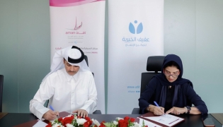 Acting Executive Director of Aman, Fadhel Al Kaabi and Acting CEO of Afif Charity Foundation, Zulaikha Al Asmakh signing the agreement.